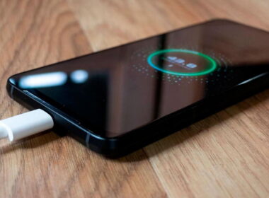 Activa la alerta por voz y evita sobrecargar la batería de tu celular